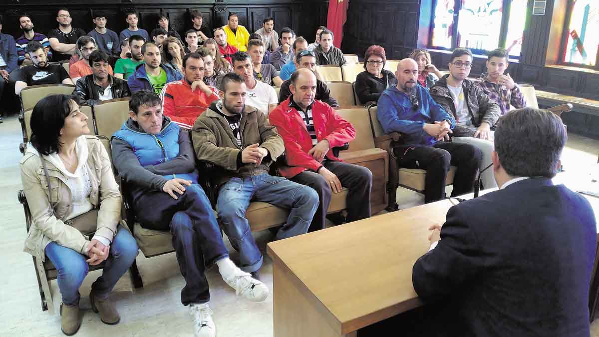 Un momento de la reunión de los trabajadores con los municipales. | P.F.