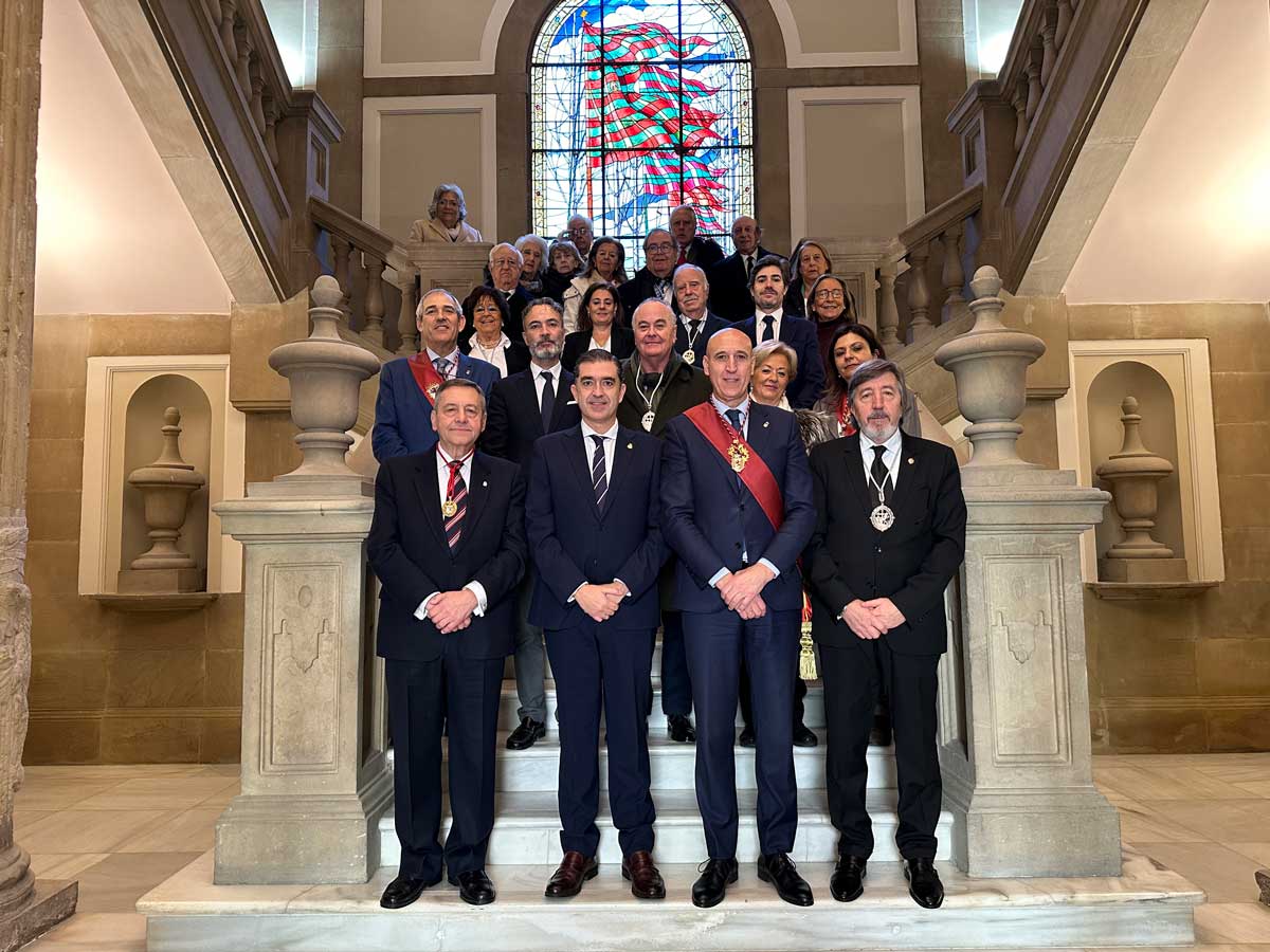 Foto de familia de los participantes en la recepción oficial al alcalde de Baeza. | L.N.C. Foto de familia de los participantes en la recepción oficial al alcalde de Baeza. | L.N.C.