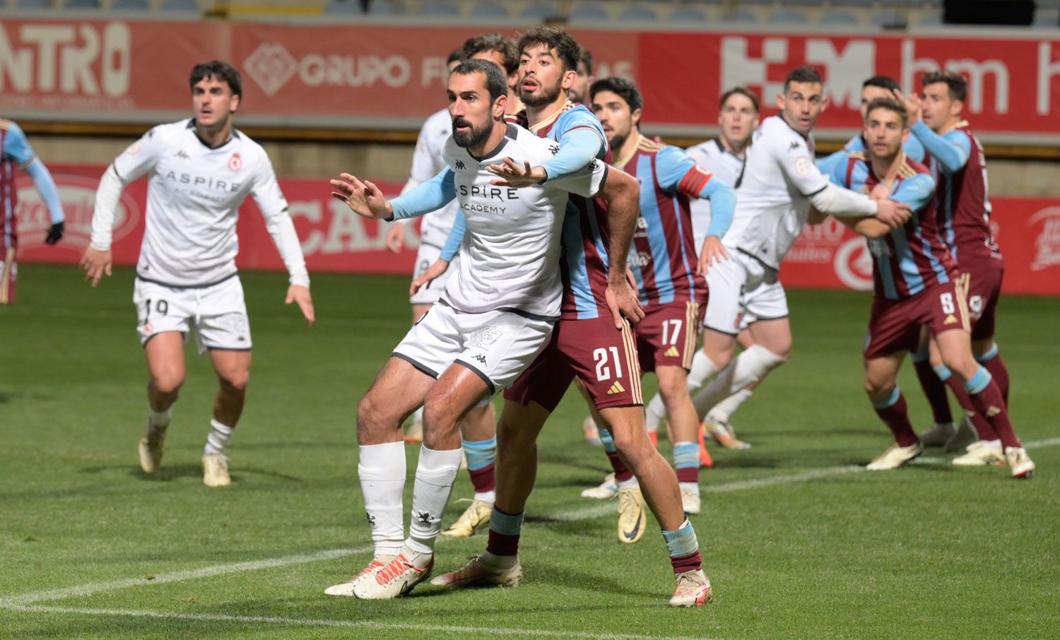 Maestre intenta rematar una acción a balón parado ante la Segoviana en la temporada 24-25. | MAURICIO PEÑA