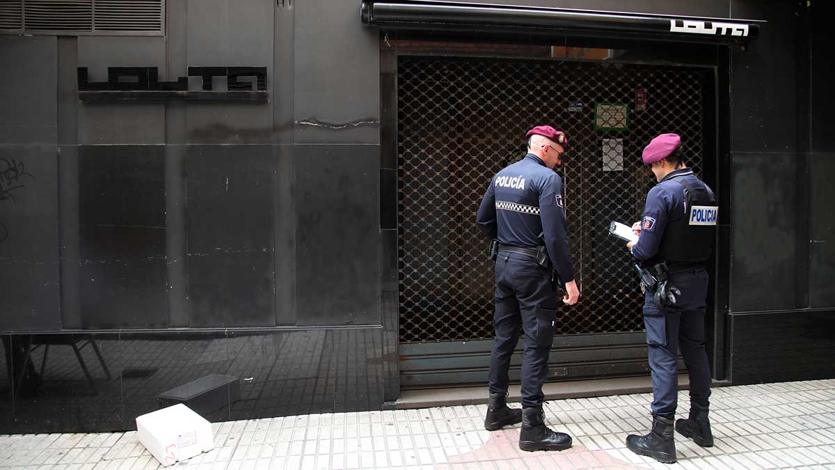 Los agentes proceden a precintar el local. | CÉSAR