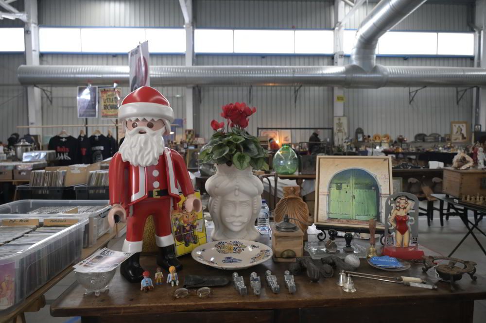 Una edición anterior de la Feria de Antigüedades de Astorga. | MAURICIO PEÑA