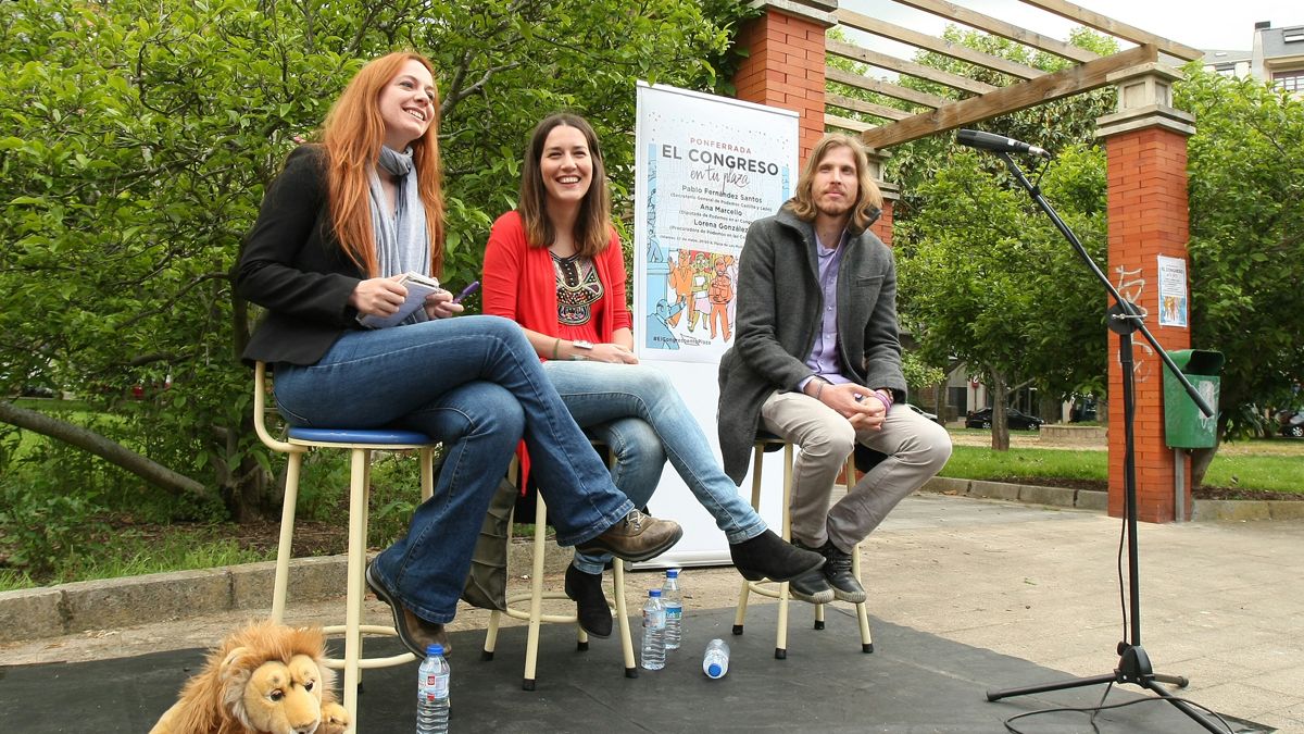 El secretario general de Podemos en Castilla y León, Pablo Fernández, Ana Marcello (C), y Lorena González (I), durante la celebración de la jornada 'El Congreso en tu plaza', en Ponferrada. | CÉSAR SÁNCHEZ (ICAL)