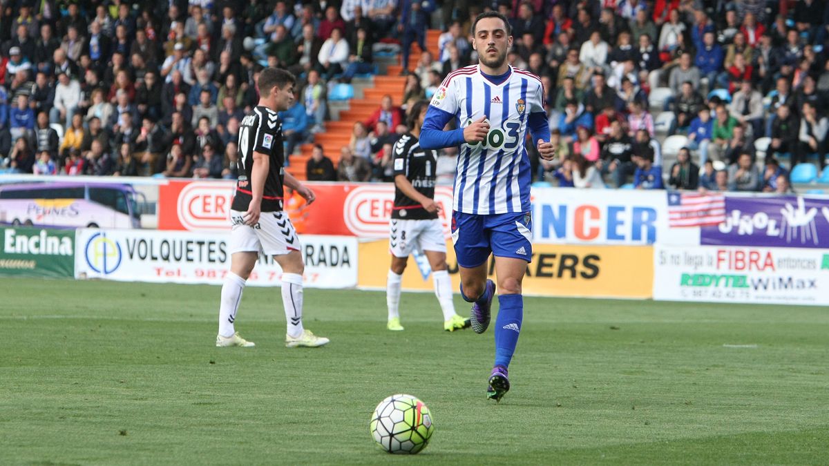 El centrocampista de la Deportiva, Sergio Aguza, busca el balón durante el partido ante el Albacete. | CÉSAR SÁNCHEZ