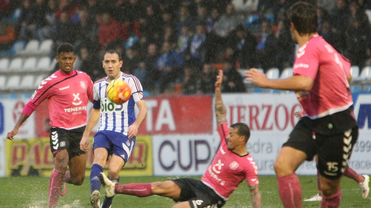 Alan Baró despeja un balón en el partido de la primera vuelta. | CÉSAR SÁNCHEZ
