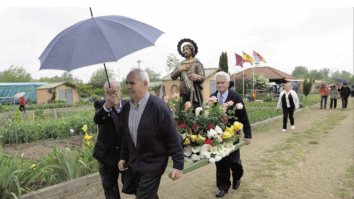 Traslado de San Isidro a la carpa donde se celebró la misa.| MAURICIO PEÑA