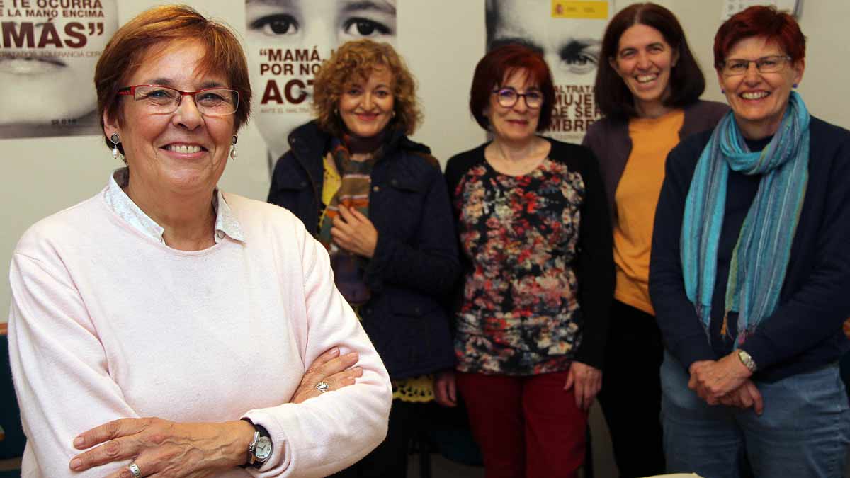 La presidenta de Adavas, Carmen Carlón (i), con otras componentes de la ONG, en su sede de León. | PEIO GARCÍA (ICAL)