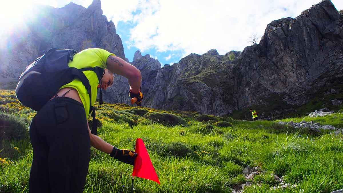 Un voluntario durante la balización del recorrido del Cainejo. | PICOSXTREME