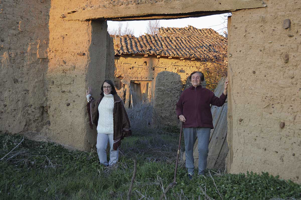 Concha y Cristina en la entrada de una de las casas ya en ruinas; "ahí detrás tenemos una huerta con el pozo del agua para la casa". | F. FERNÁNDEZ
