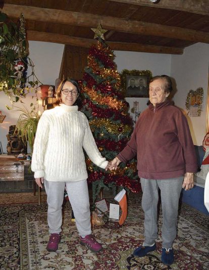 Cristina y Concha ante el árbol de Navidad que han montado en el salón de su casa de La Veguellina. | F. FERNÁNDEZ Cristina y Concha ante el árbol de Navidad que han montado en el salón de su casa de La Veguellina. | F. FERNÁNDEZ