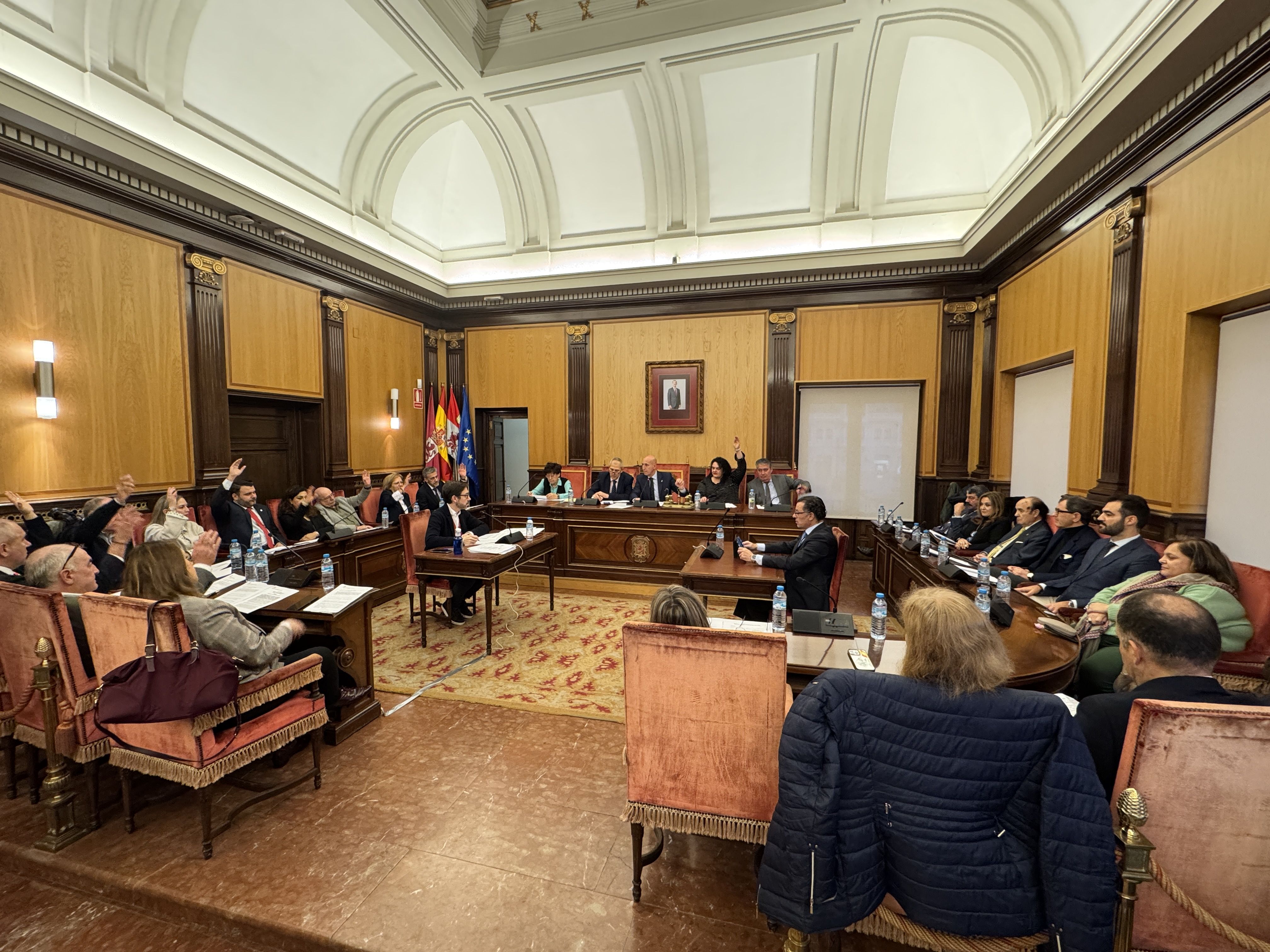 Un instante de la sesión plenaria celebrada este viernes en San Marcelo. | LNC
