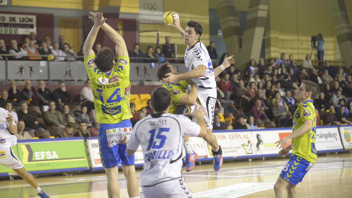 El Abanca Ademar terminó la primera vuelta de liga con una previsible derrota ante el F.C. Barcelona