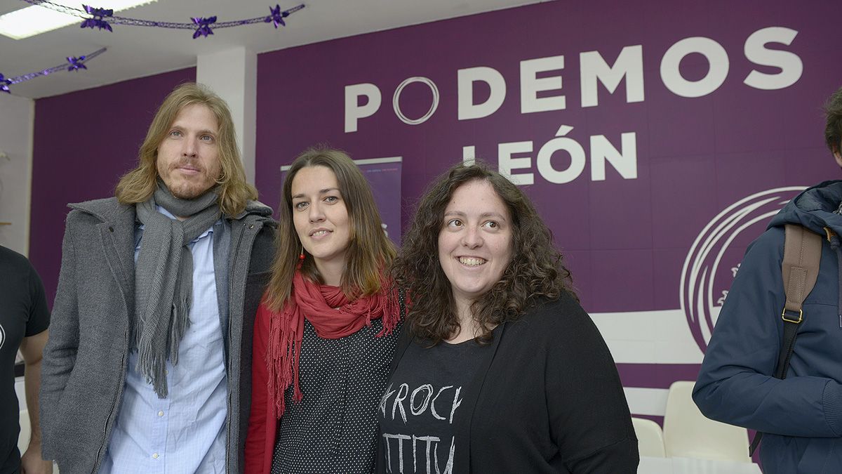 Pablo Fernández, Ana Marcello y Estefanía Torres, este lunes en la sede de Podemos de León. | MAURICIO PEÑA