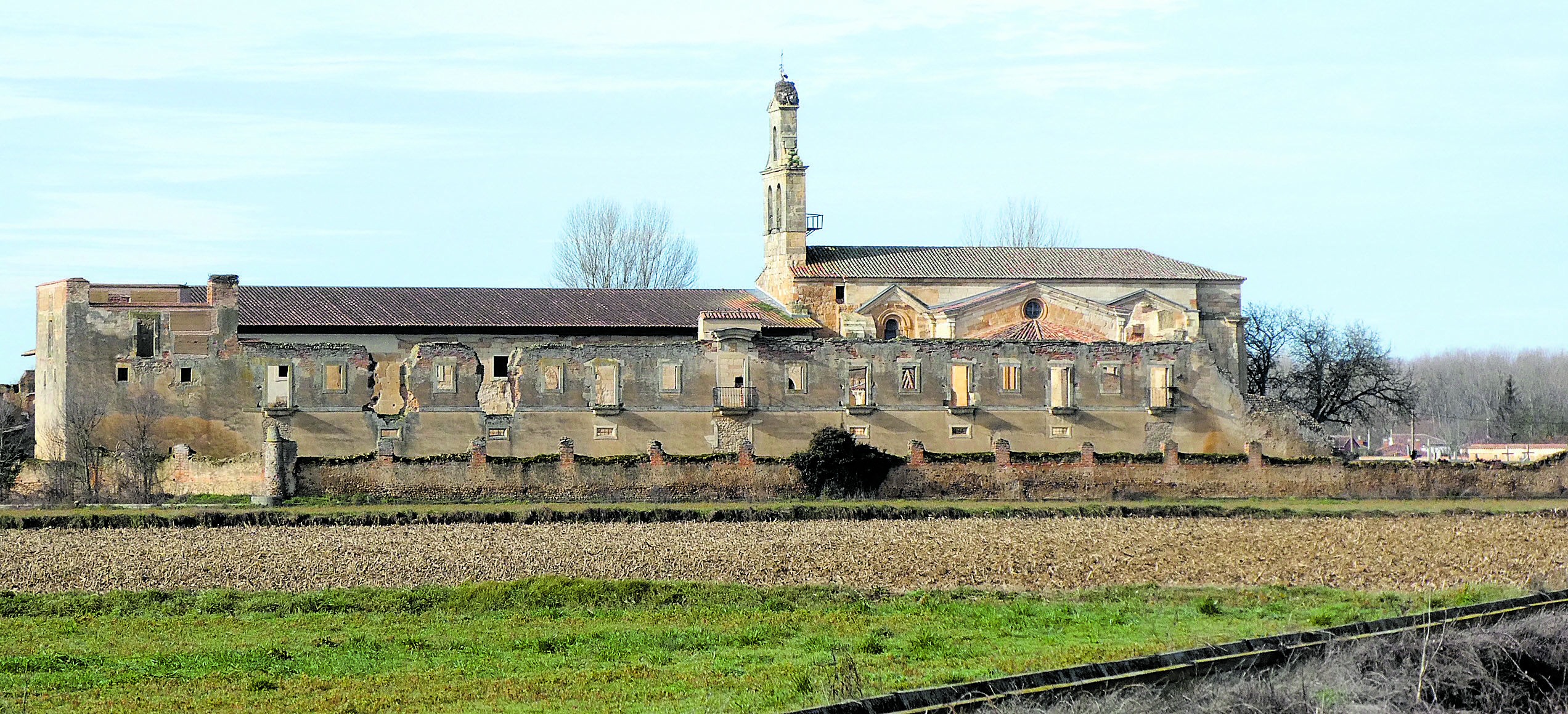Vista general del Monasterio cisterciense de Santa Mª de Sandoval, que siempre merece una visita pero en estas fechas más, por su Belén. | GREGORIO F. CASTAÑÓN