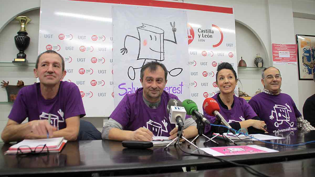 Representantes sindicales y empleados de Everest, ayer durante su comparecencia en León. | PEIO GARCÍA (ICAL)