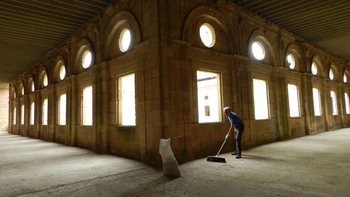 Uno de los voluntarios realiza labores de limpieza en el interior dekl Monasterio que se prepara para celebrar su 85 aniversario como Monumento.