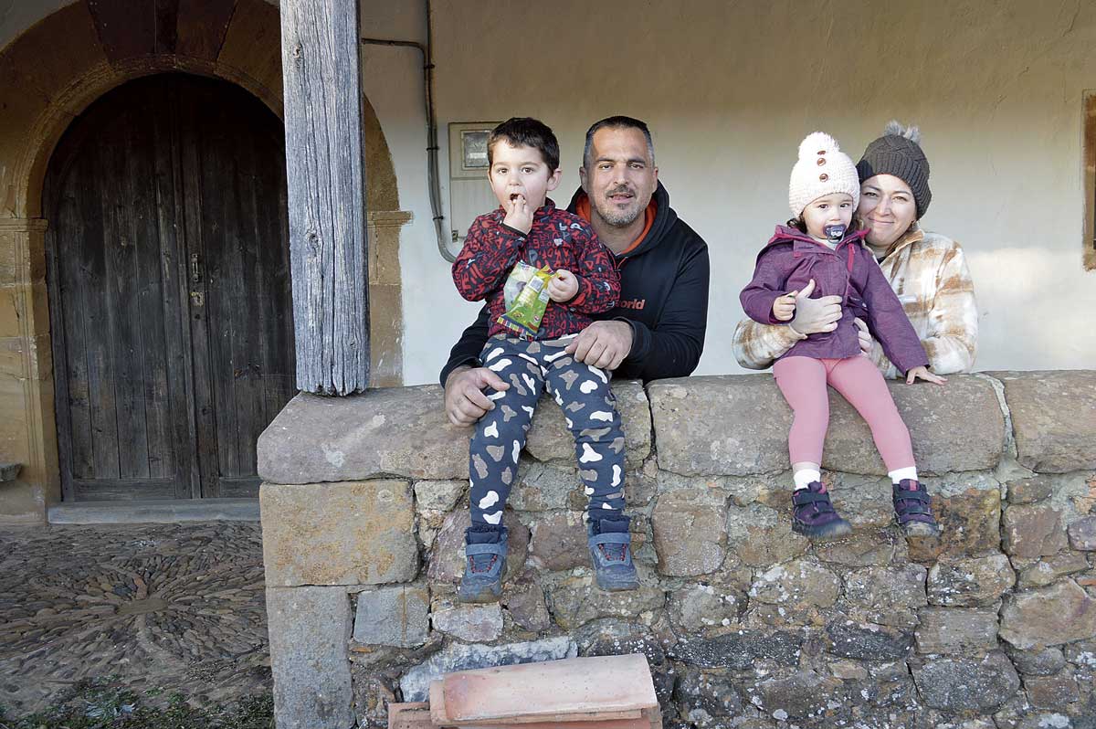 Iván, Víctor, Vivian y Paula, la única familia de Valcuende. | FULGENCIO FERNÁNDEZ