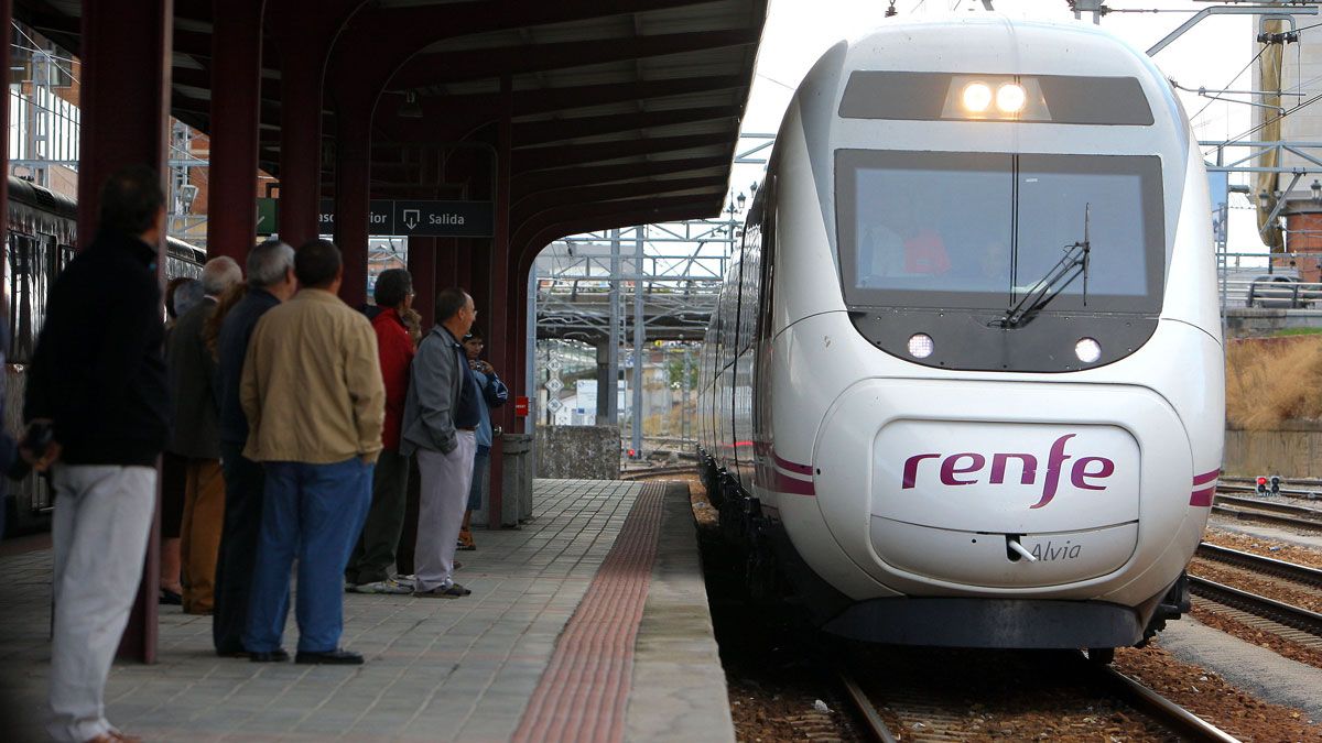 Imagen de la estación del AVE de León, donde llegan directamente las lanzaderas desde el Bierzo. | D.MARTIN