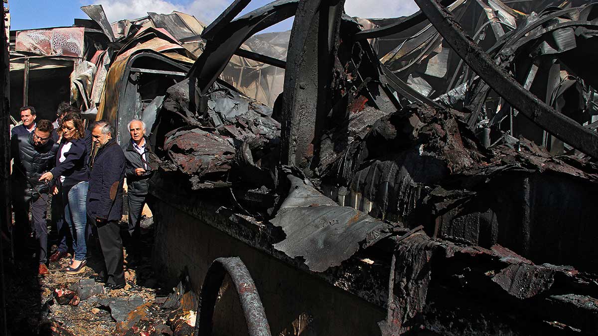 Marcos durante su visita a la fábrica de Embutidos Rodríguez arrasada por el fuego el día siguiente del suceso. | ICAL