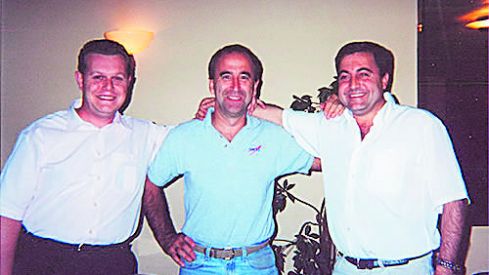 Caldeiro en Toral de los Vados, con Pedro Fernández (exalcalde) y Miguel A. Magallanes director de la revista Nasanet. Caldeiro en Toral de los Vados, con Pedro Fernández (exalcalde) y Miguel A. Magallanes director de la revista Nasanet.