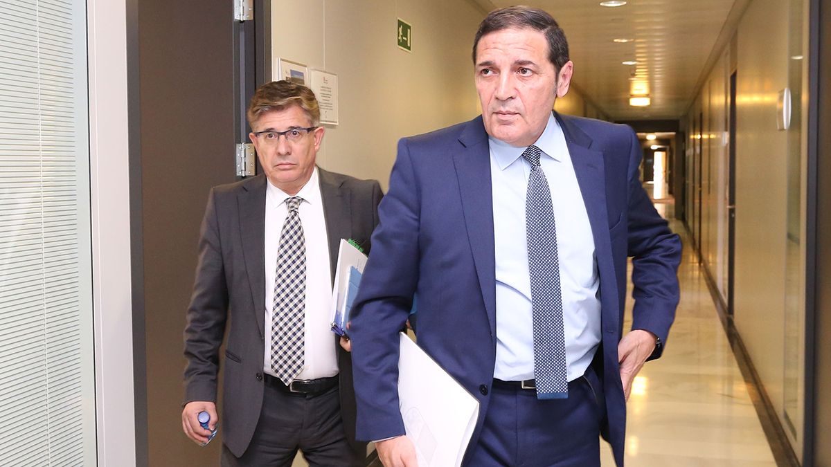 El consejero de Sanidad, Antonio Sáez, junto al gerente regional de Salud, Rafael López Iglesias, antes de presidir el Consejo Castellano y Leonés de Salud. | ICAL