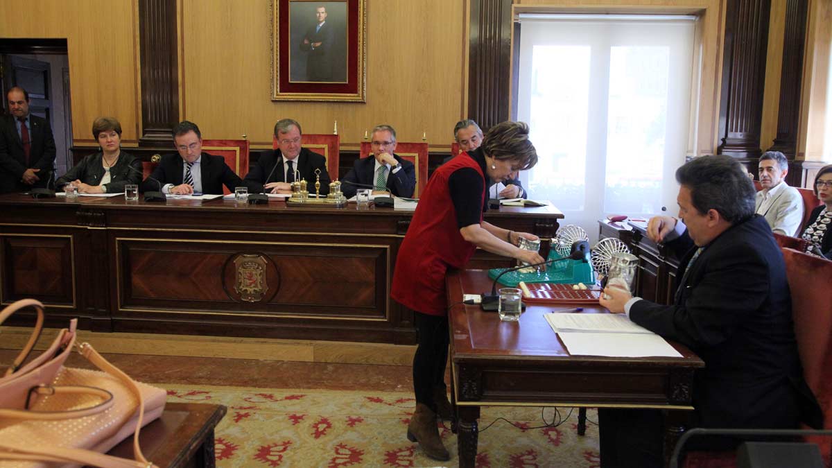 Instante en el que se procede al sorteo para la designación de los miembros de las mesas electorales. | CÉSAR Instante en el que se procede al sorteo para la designación de los miembros de las mesas electorales. | CÉSAR