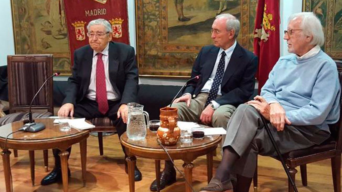 Félix Pacho Reyero, Cándido Alonso y José Antonio Pérez Perelétegui en el calecho celebrado el pasado noviembre. | CASA DE LEÓN