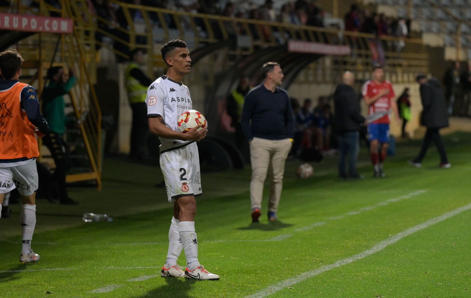 Víctor García se dispone a sacar de banda en un encuentro en elReino de León. MAURICIO PEÑA