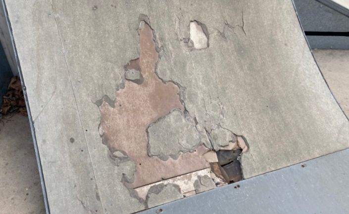 Estado de deterioro del skatepark anexo a El Toralín.