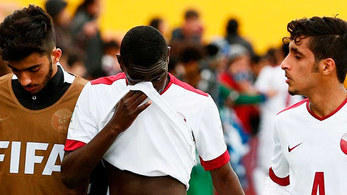 Tarek, a la izquierda, y Abdullah, a la derecha, flaquean a Ali Almoez en un partido de Catar | GETTY