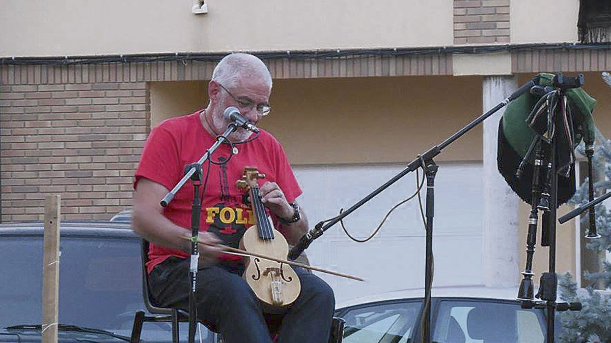 El rabelista Mario González, natural de Casares, aunque afincado en La Robla.