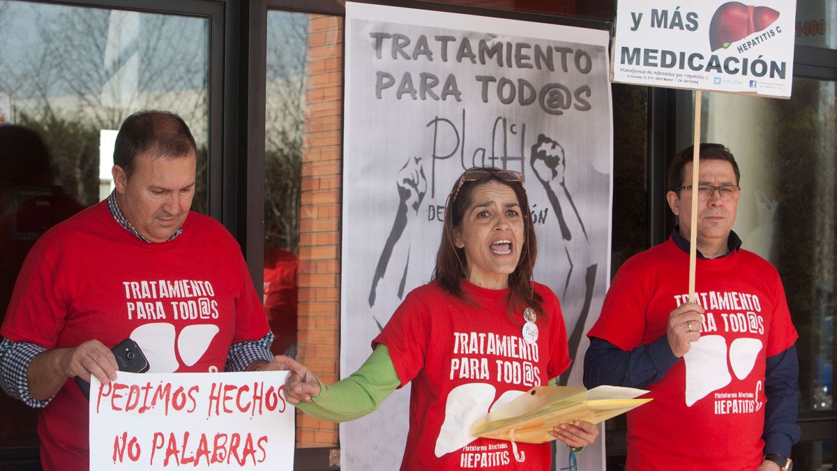Imagen de archivo de una manifestación de la Plataforma de Afectados por la Hepatitis C frente al Hospital del Bierzo. | C. S. (Ical)
