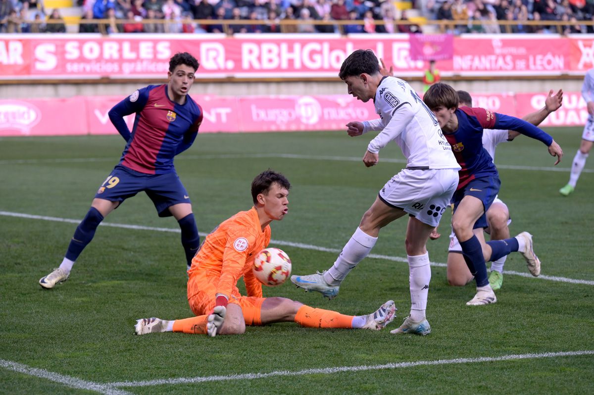 Kochen saca el disparo de Chacón durante el partido entre Cultural y Barcelona B de la primera vuelta. | MAURICIO PEÑA