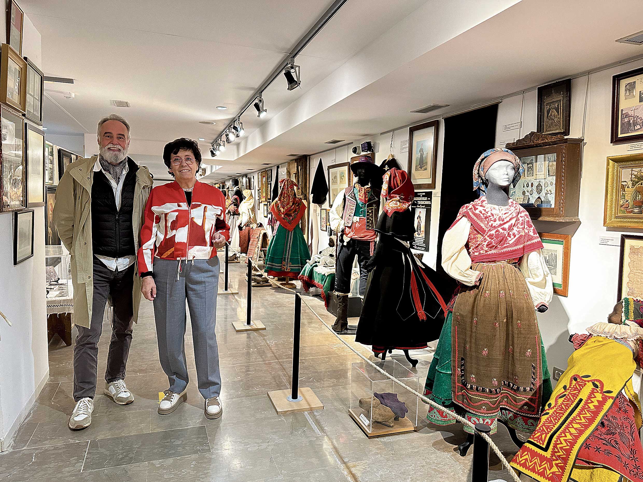 La concejala de Cultura y el titular de la colección, Javier Emperador, en el Museo de las Tierras Leonesas. | L.N.C.