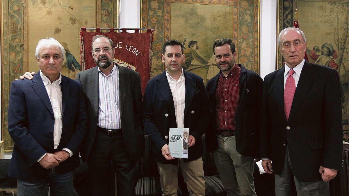 José María Hidalgo, Felipe Sahagún, Nacho Pacho, David Rubio y Cándido Alonso participaron en el homenaje a Félix Pacho Reyero en la Casa de León. | ICAL
