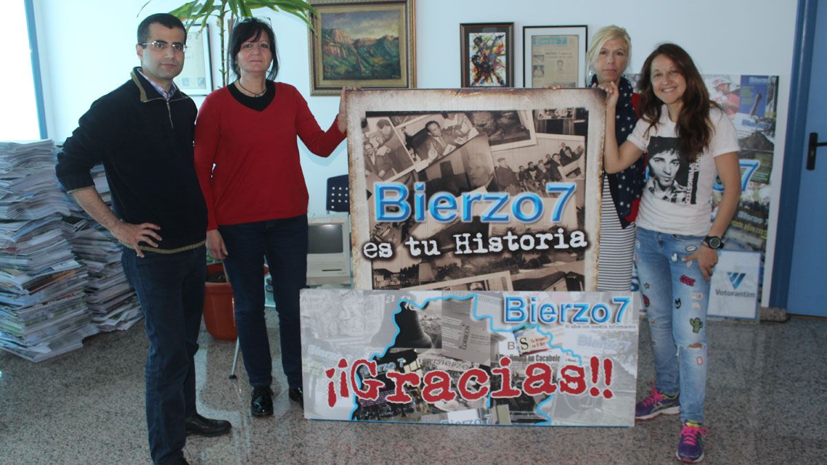 César Fernández, Loly Fernández, Sara Vidal y Mar Iglesias, junto a la portada del último número. | L.N.C. César Fernández, Loly Fernández, Sara Vidal y Mar Iglesias, junto a la portada del último número. | L.N.C.