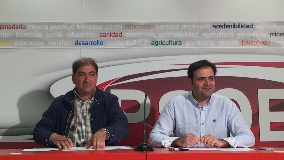 José Pellitero (portavoz socialista en la Diputación) y Tino Rodríguez, secretario provincial (d), este jueves en la sede del PSOE. José Pellitero (portavoz socialista en la Diputación) y Tino Rodríguez, secretario provincial (d), este jueves en la sede del PSOE.
