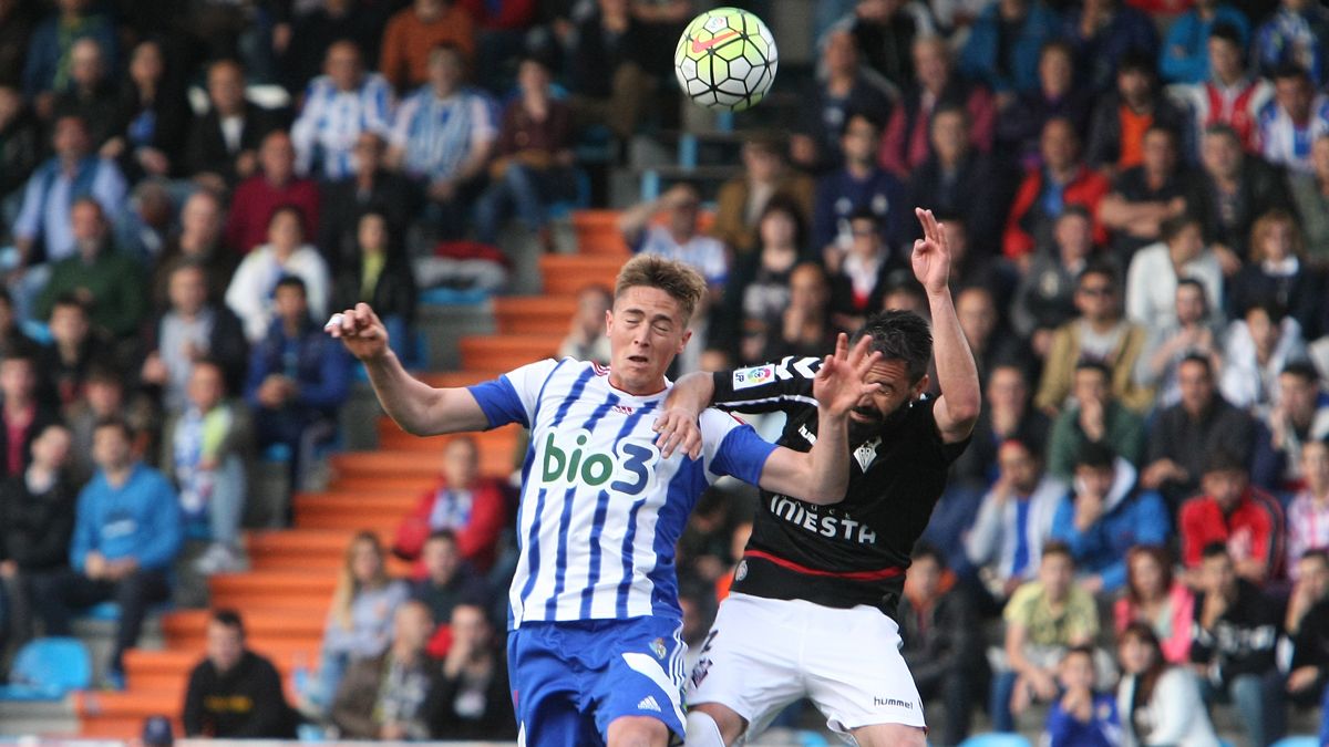 Antonio Raillo intenta ganar un balón de cabeza ante el Albacete. | CÉSAR SÁNCHEZ