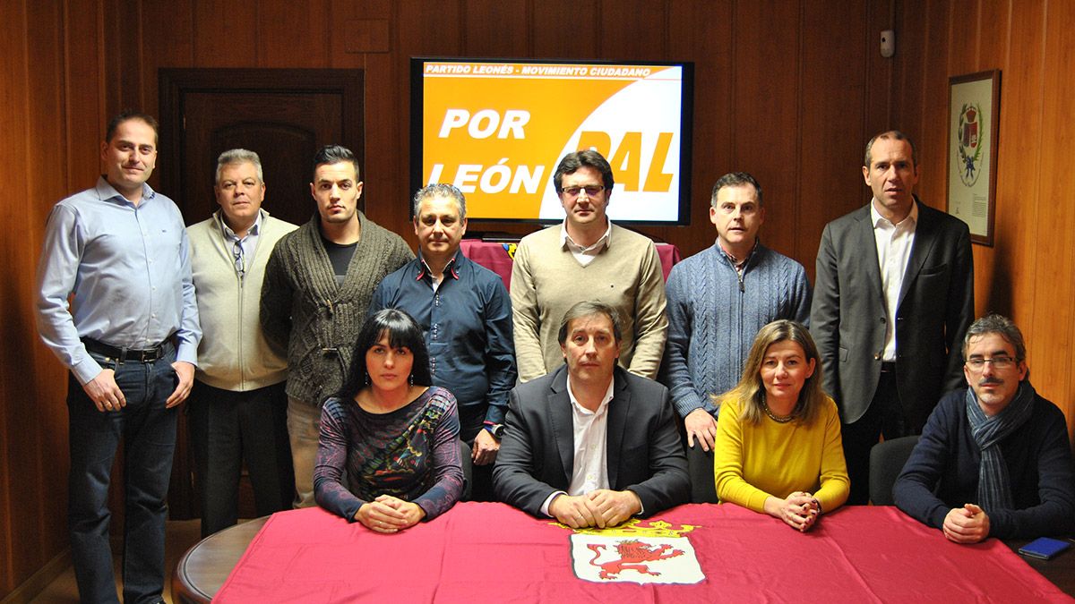 Díez Cano, en el centro y sentado, junto a los compañeros de la lista con la que concurrirá a las municipales.