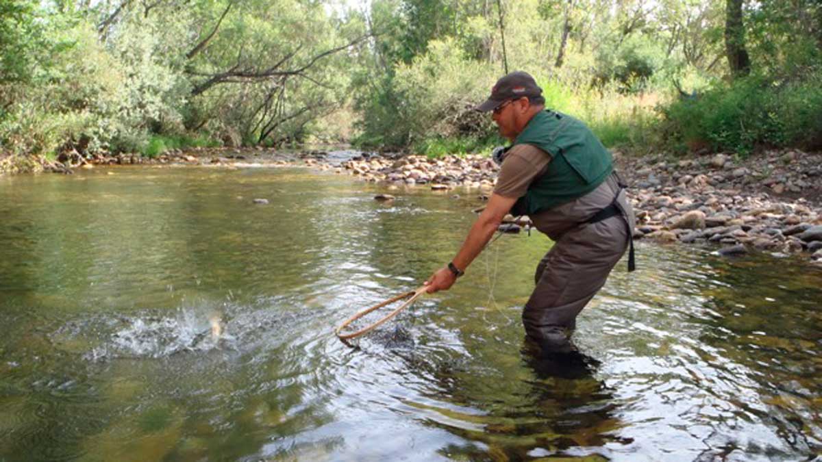 Un pescador trata de atrapar una captura a las orillas del río. RODRIGO PRADO Un pescador trata de atrapar una captura a las orillas del río. RODRIGO PRADO