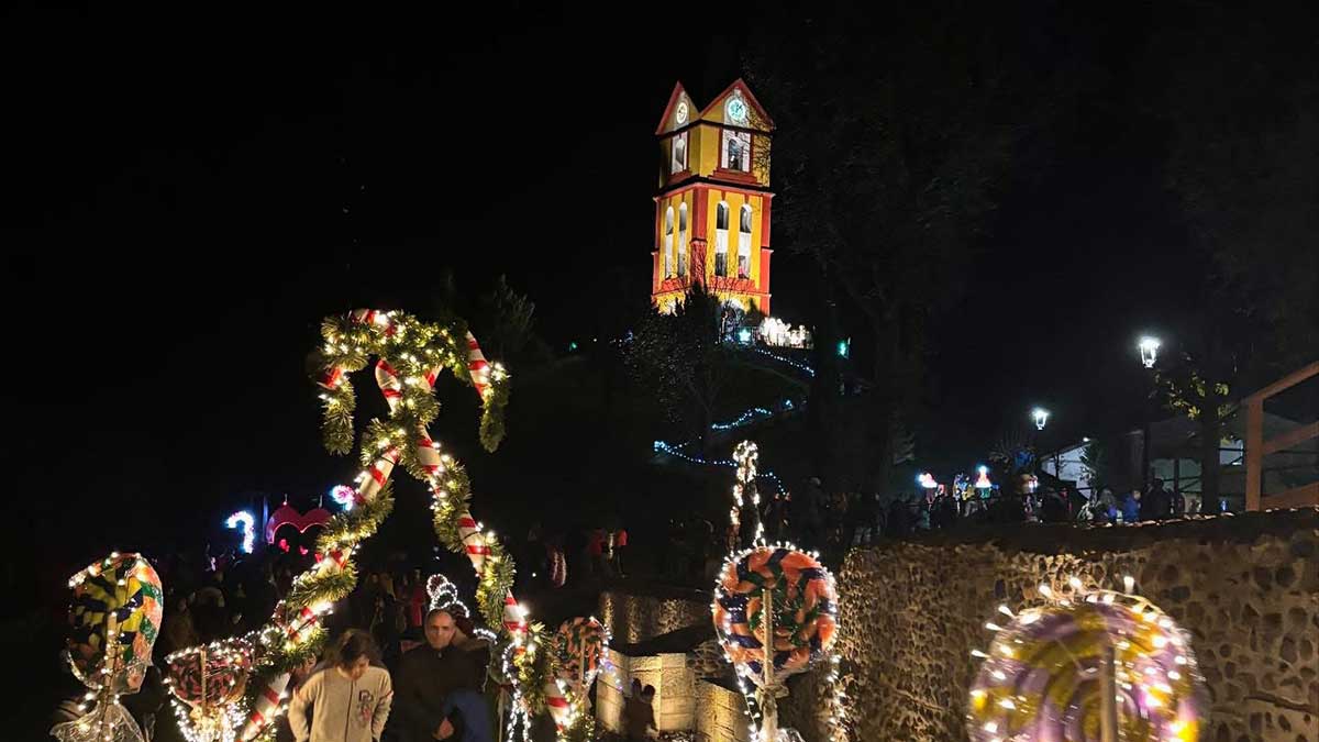 El alumbrado navideño de Almanza fue visitado un año más por miles de personas. | L.N.C.