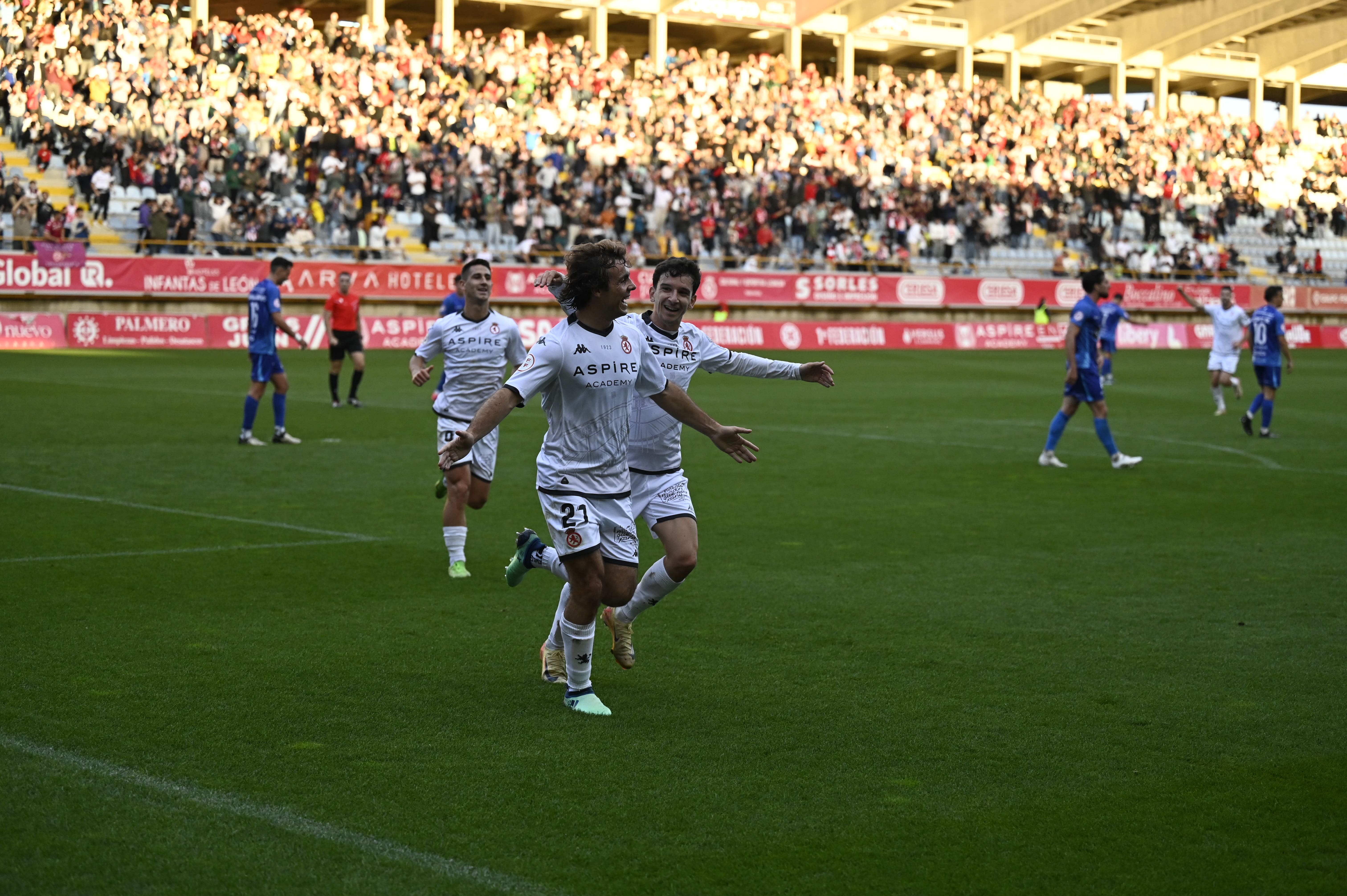 Artola y Chacón celebran un gol. |  SAÚL ARÉN