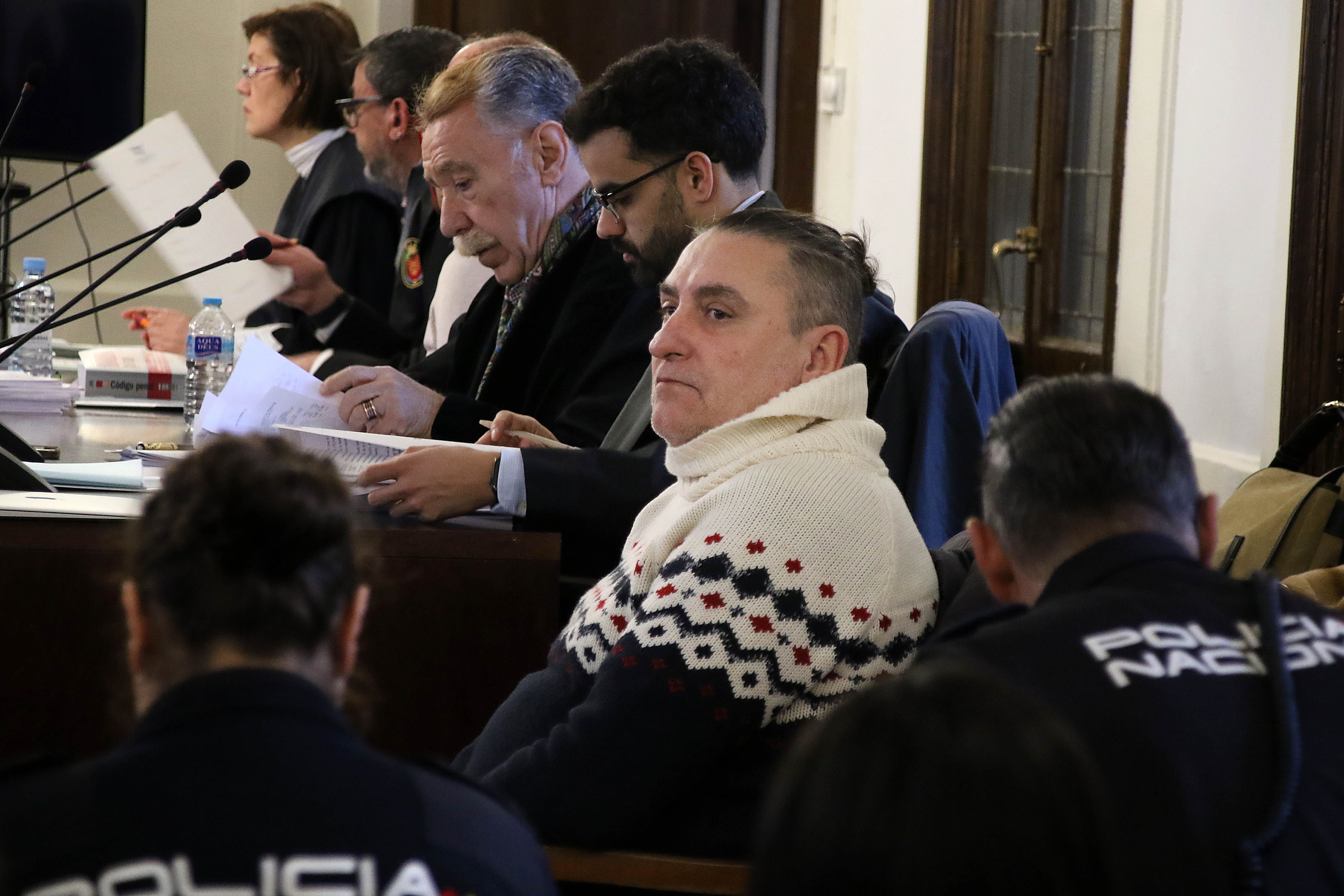 Uno de las acusados del crimen de Cembranos durante el juicio. | PEIO GARCÍA (ICAL) Uno de las acusados del crimen de Cembranos durante el juicio. | PEIO GARCÍA (ICAL)