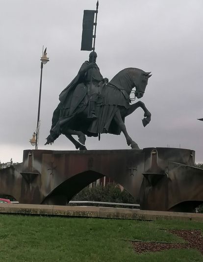 Escultura maestra en su género. Se localiza en la rotonda bautizada con el nombre de Glorieta del Caballero Templario. Escultura maestra en su género. Se localiza en la rotonda bautizada con el nombre de Glorieta del Caballero Templario.