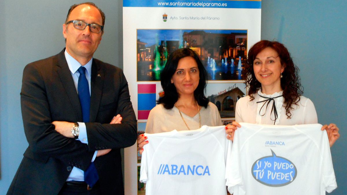 José Antonio Maira Calvo, coordinador de negocio institucional de León y Asturias, Alicia Gallego González, alcaldesa de Santa María del Páramo, y Rosa del Mar Gallego, directora de la oficina de Abanca en la localidad.