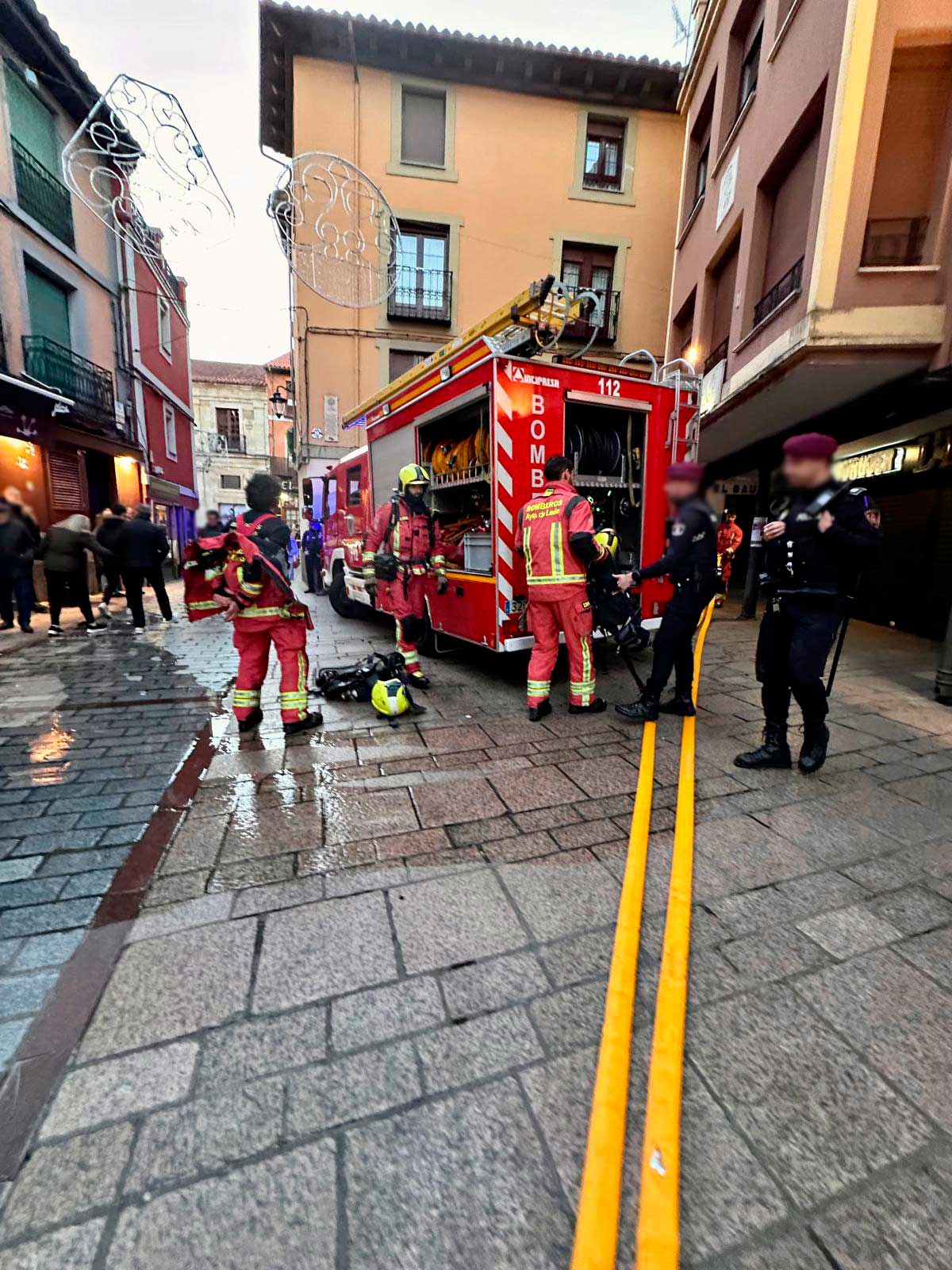 Intervención de los Bomberos del Ayuntamiento de León en el lugar del suceso. | BOMBEROS AYTO. LEÓN