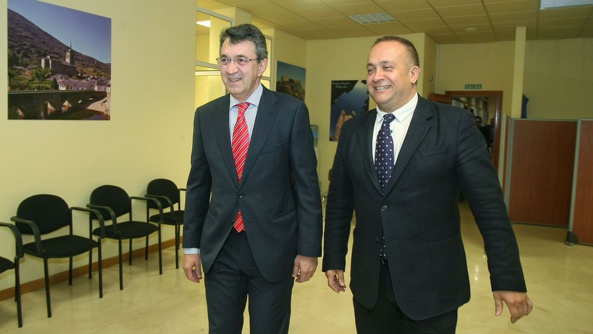 Gerardo Álvarez Courel y Juan Martínez Majo, durante la firma del acuerdo para el Banco de Tierras. | C. Sánchez (Ical)