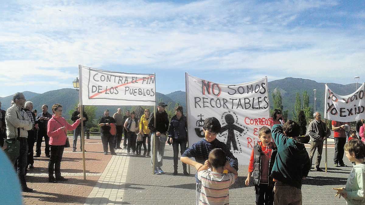 Un momento de la concentración y cacerolada en Riaño. | L.N.C.