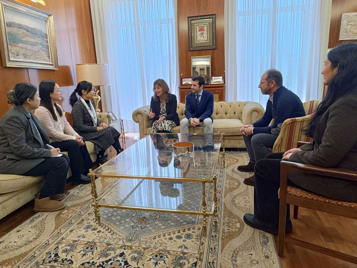 Recibimiento a la directora saliente y a la entrante en el despacho de la rectora de la ULE. | L.N.C.