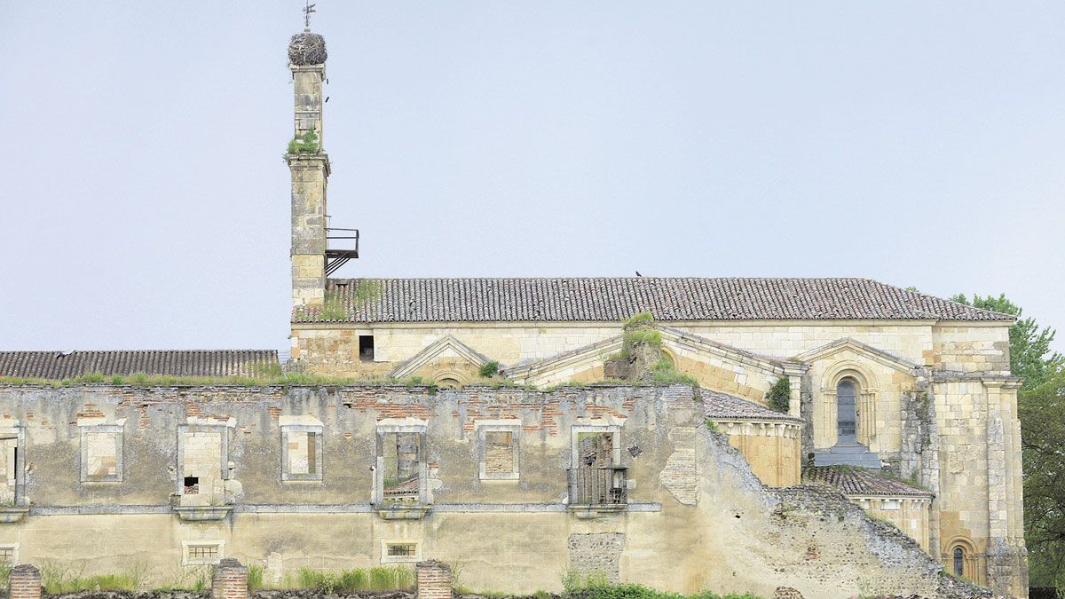 El monasterio de Sandoval acoge hoy una intensa jornada. | MAURICIO PEÑA El monasterio de Sandoval acoge hoy una intensa jornada. | MAURICIO PEÑA