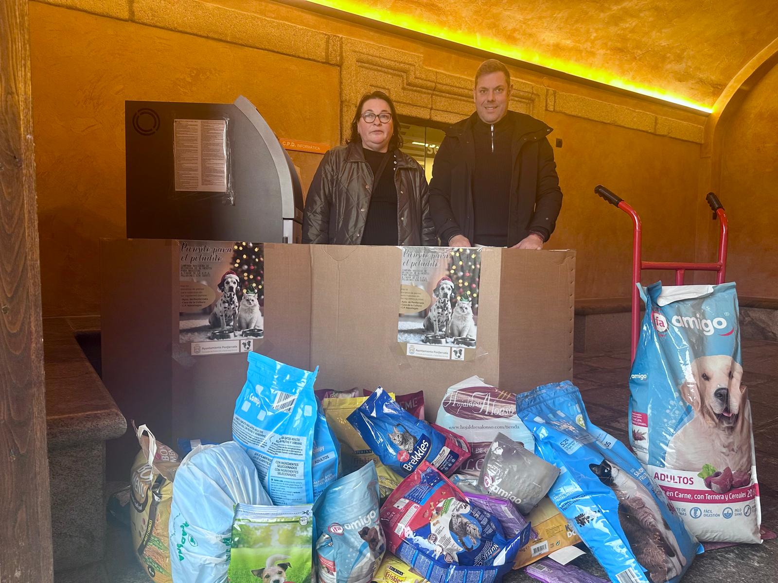 Natalia Ramos (de Peludines sin suerte) e Iván Alonso en el zaguán del Ayuntamiento con las donaciones.